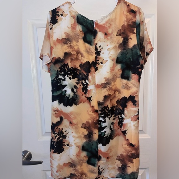 Lulus t-shirt style dress with abstract design - Picture 2 of 2